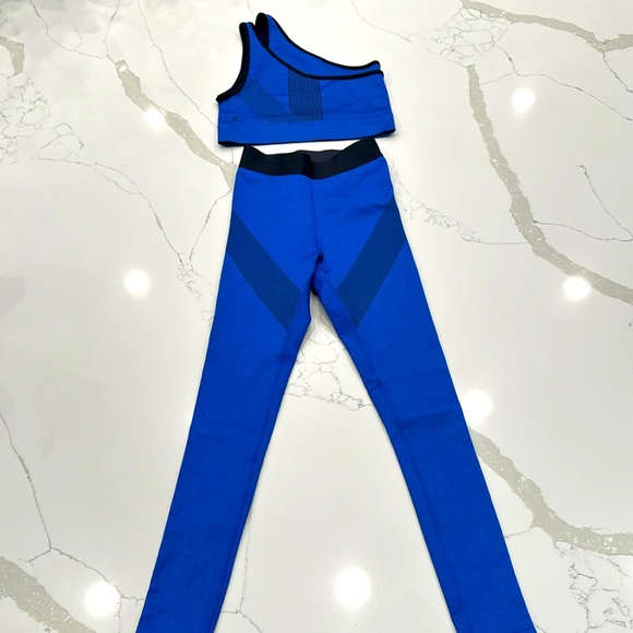 Women’s Fabletics sports bra and leggings workout matching set size 2 - Picture 1 of 7